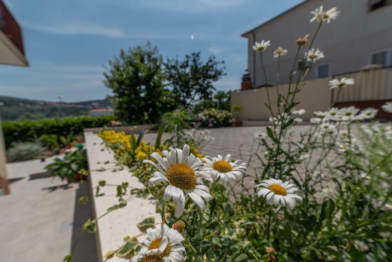 Apartments Flora Trogir Exterior foto